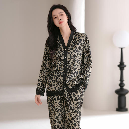 芬腾性感豹纹春夏款睡衣女冰丝薄款宽松大码仿真丝长袖家居服套装 商品图2