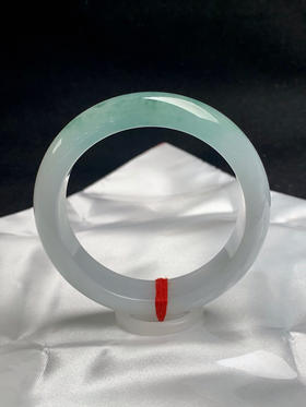 612623，56.3圈口，冰飘花正圈平安镯，半山半水色，冰透起光，纯白底飘湖水绿带花色，整体非常清爽秀气，底子冰胶