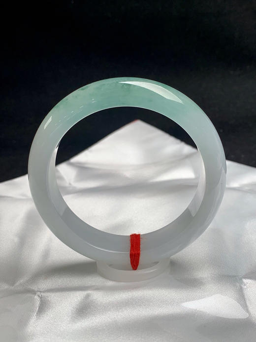 612623，56.3圈口，冰飘花正圈平安镯，半山半水色，冰透起光，纯白底飘湖水绿带花色，整体非常清爽秀气，底子冰胶 商品图0