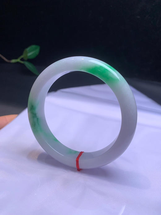 612618，58.5飘阳绿正圈手镯。白底青 干净白底 二处带阳绿色，底妆干净 商品图2