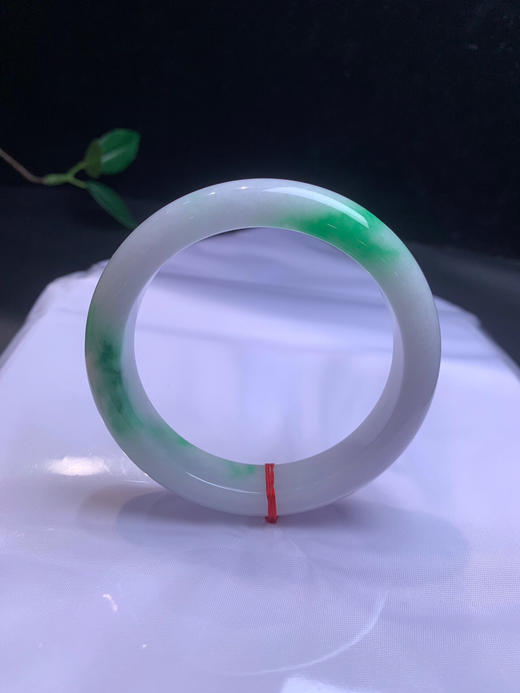 612618，58.5飘阳绿正圈手镯。白底青 干净白底 二处带阳绿色，底妆干净 商品图3