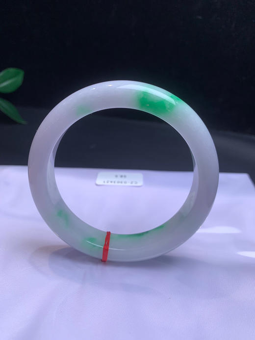 612618，58.5飘阳绿正圈手镯。白底青 干净白底 二处带阳绿色，底妆干净 商品图0