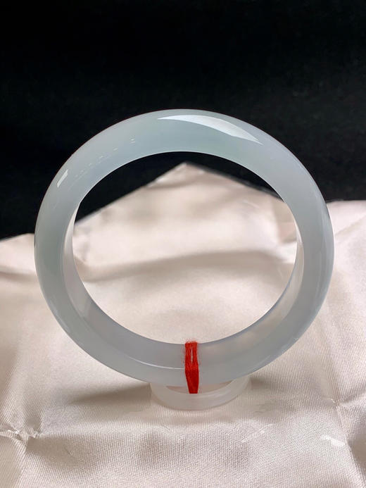 612621，56.8圈口，冰晴正圈平安镯，半截淡晴色，半截白月光，半山半水，种老水足，冰透起光 商品图0