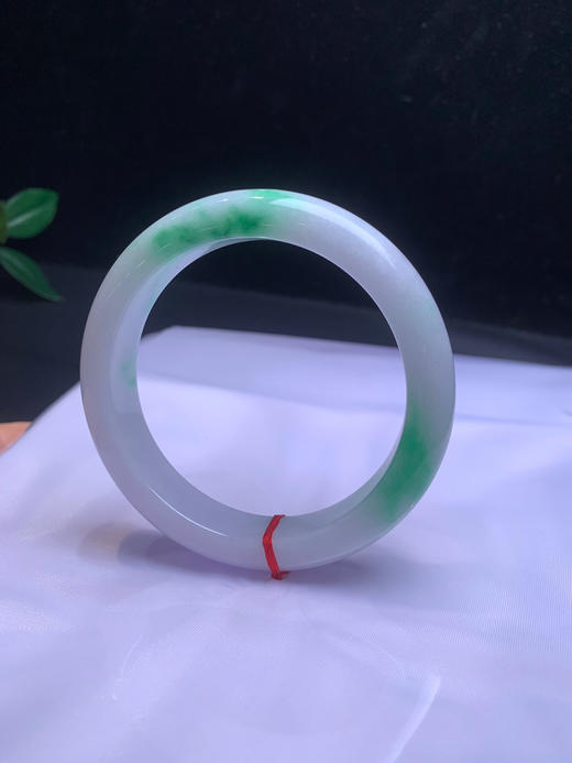 612618，58.5飘阳绿正圈手镯。白底青 干净白底 二处带阳绿色，底妆干净 商品图4
