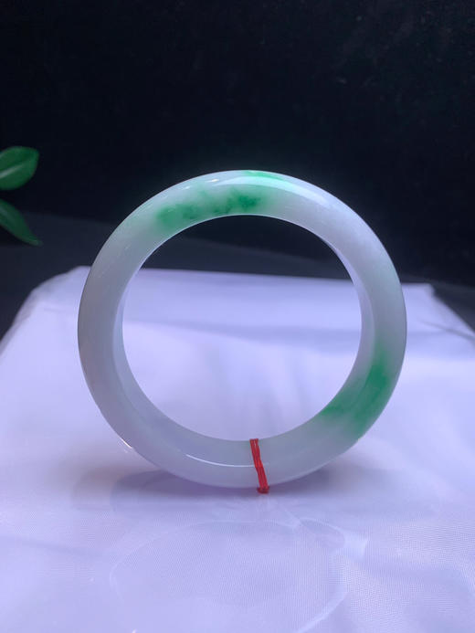 612618，58.5飘阳绿正圈手镯。白底青 干净白底 二处带阳绿色，底妆干净 商品图1
