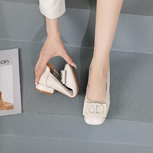 588109闰月妈妈鞋，奶奶鞋，方头放松脚趾，软底软面，舒适透气百搭！春夏款上新 牛皮单鞋，35-39码，夏季选择米白色更方便搭配衣服，人也显得清爽利落！ 商品图0