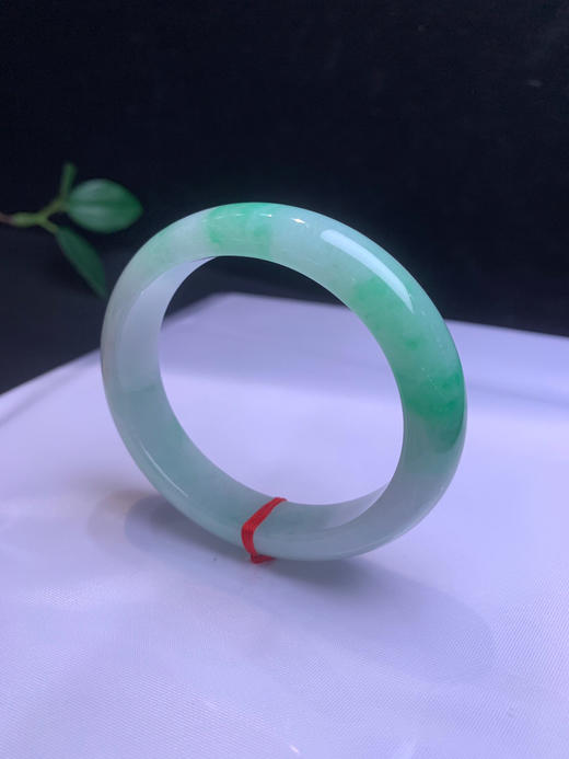 612616，54飘绿贵妃手镯 ，种色兼具，条形也不错，一大段带绿底，清新甜美 商品图1