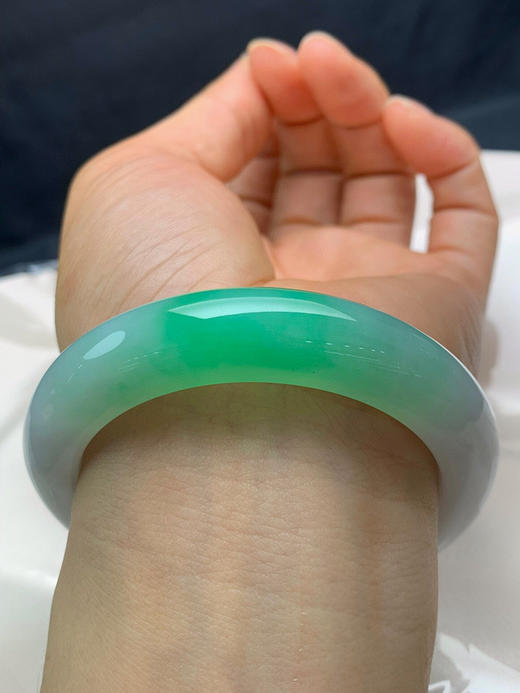 612625，56.3圈口，糯冰飘绿正圈平安镯，白底飘一截阳绿，种水好，底子润 商品图4