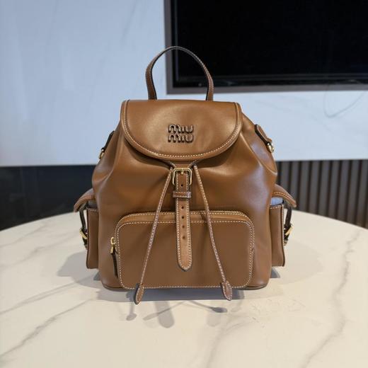 MIUMIU缪缪品牌Logo徽标金色硬件小牛皮双肩包（HH） 商品图3