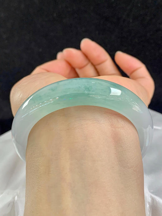 612623，56.3圈口，冰飘花正圈平安镯，半山半水色，冰透起光，纯白底飘湖水绿带花色，整体非常清爽秀气，底子冰胶 商品图4