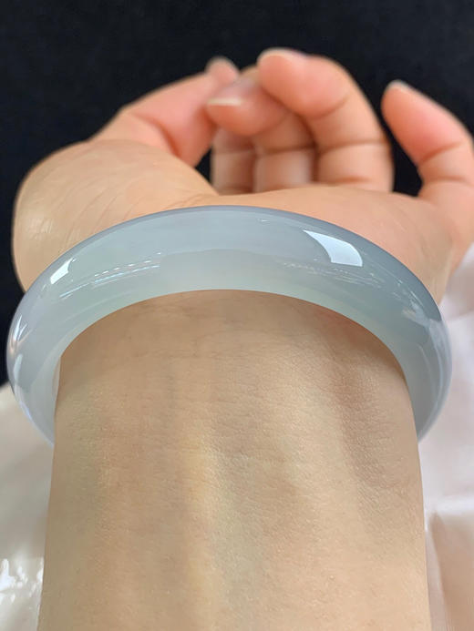 612621，56.8圈口，冰晴正圈平安镯，半截淡晴色，半截白月光，半山半水，种老水足，冰透起光 商品图4