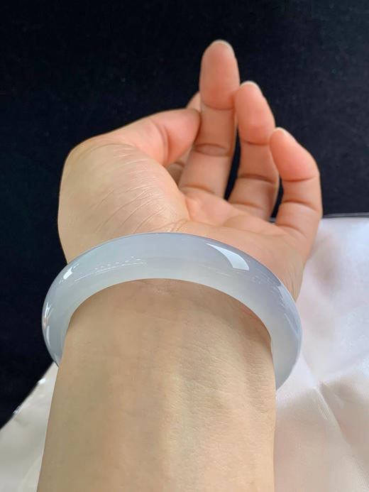 612621，56.8圈口，冰晴正圈平安镯，半截淡晴色，半截白月光，半山半水，种老水足，冰透起光 商品图5