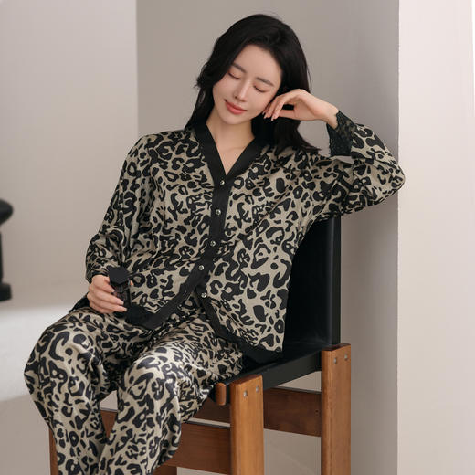芬腾性感豹纹春夏款睡衣女冰丝薄款宽松大码仿真丝长袖家居服套装 商品图1