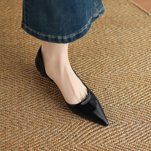 【预售5天】极简春秋法式小低坡跟尖头侧空浅口百搭通勤单鞋DMJFG&82510F 商品图3