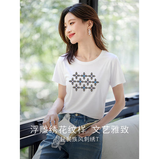 【专属特价】熙世界轻民族国风纹样绣花T恤短袖女设计感圆领上衣2025夏日新款 商品图3