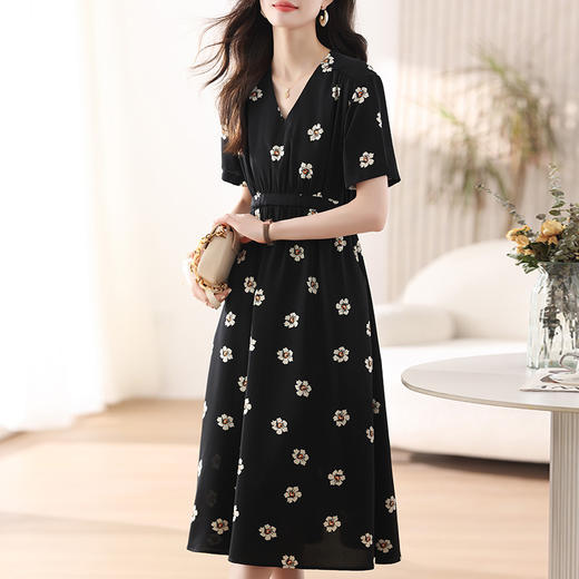 雀说 雪纺碎花v领连衣裙新款夏季女装收腰显瘦裙子气质黑色a字裙5ZF-9062 商品图3