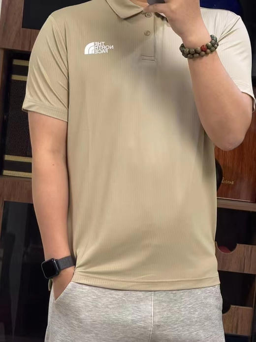 韩单正品北面冷感Polo衫，超级舒适，

史上最强排汗横纹肌理，穿出高级感！！！

主打一个行政商务，沉稳，上身就起范儿，

卡其色，黑色，m-3xl

原价109000韩元 商品图1