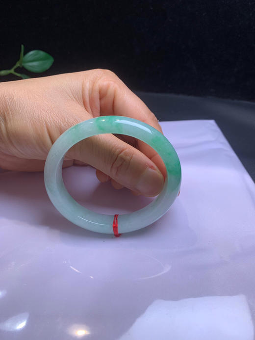 612616，54飘绿贵妃手镯 ，种色兼具，条形也不错，一大段带绿底，清新甜美 商品图5