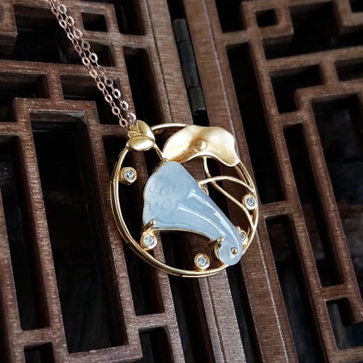 【天然正品】AU750黄金镶天然细腻冰种莲藕造型（八方来财）翡翠吊坠项链23.8*23.6*9.5MM（皆取最大值）女士现售价：3180！230325TJ73 商品图9