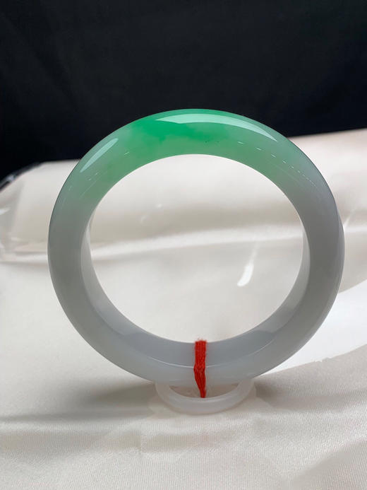 612625，56.3圈口，糯冰飘绿正圈平安镯，白底飘一截阳绿，种水好，底子润 商品图0