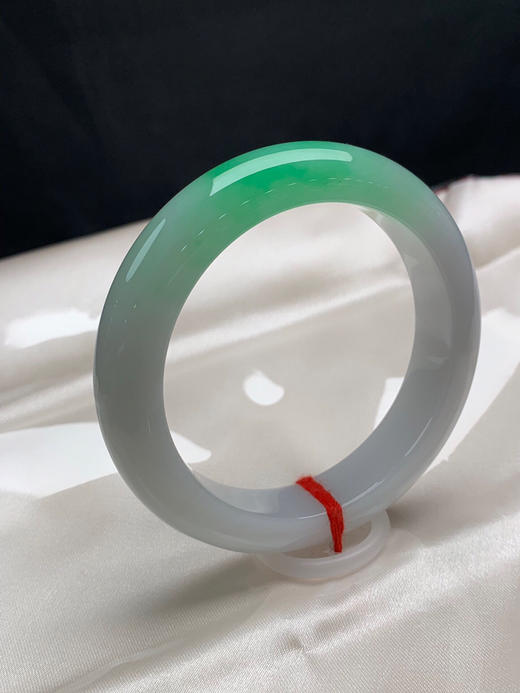 612625，56.3圈口，糯冰飘绿正圈平安镯，白底飘一截阳绿，种水好，底子润 商品图1