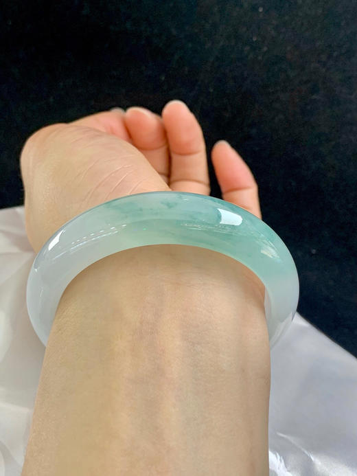 612623，56.3圈口，冰飘花正圈平安镯，半山半水色，冰透起光，纯白底飘湖水绿带花色，整体非常清爽秀气，底子冰胶 商品图5