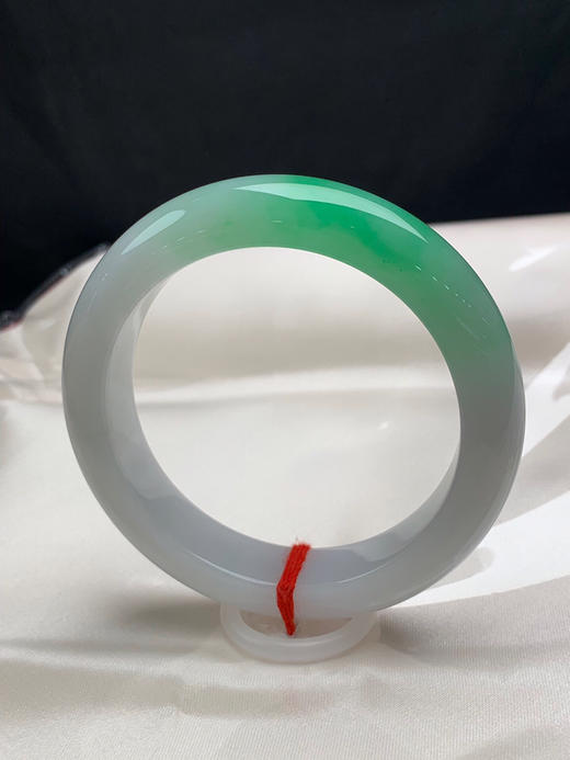 612625，56.3圈口，糯冰飘绿正圈平安镯，白底飘一截阳绿，种水好，底子润 商品图2