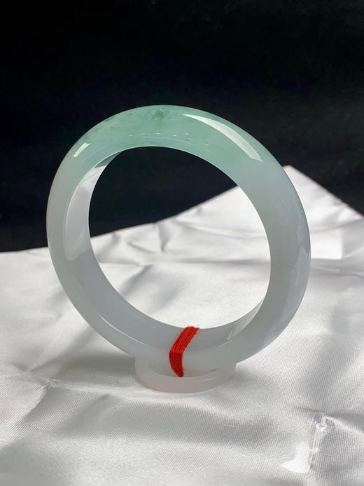 612623，56.3圈口，冰飘花正圈平安镯，半山半水色，冰透起光，纯白底飘湖水绿带花色，整体非常清爽秀气，底子冰胶 商品图1