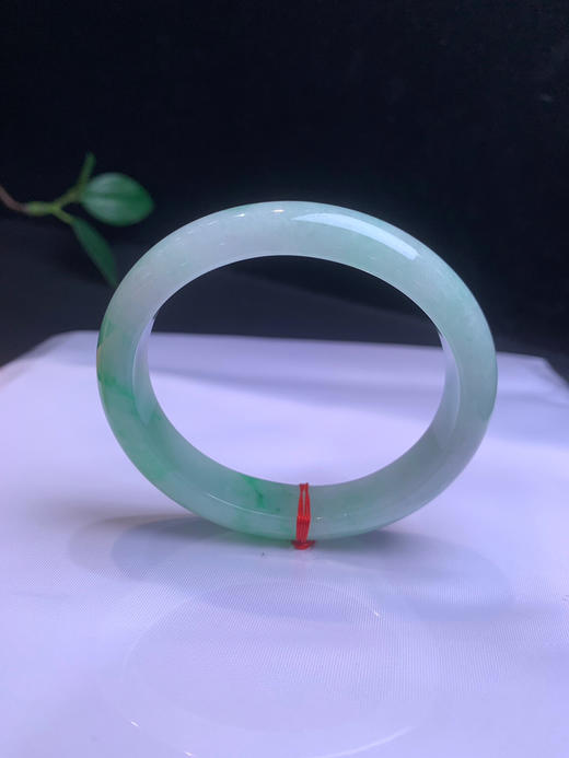 612616，54飘绿贵妃手镯 ，种色兼具，条形也不错，一大段带绿底，清新甜美 商品图3