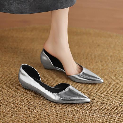 【预售5天】极简春秋法式小低坡跟尖头侧空浅口百搭通勤单鞋DMJFG&82510F 商品图1