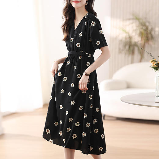 雀说 雪纺碎花v领连衣裙新款夏季女装收腰显瘦裙子气质黑色a字裙5ZF-9062 商品图2