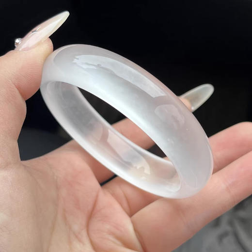 📍【缅甸水沫玉玻璃种白冰手镯】✅花小钱，办大事！超显贵的玻璃种‼🍂 颜值天花板🌸 💕媲美百W翡翠手镯 拥有贵气感的秘诀🌻 就是在简单的穿搭上，🌻搭上一只手镯！ 商品图0