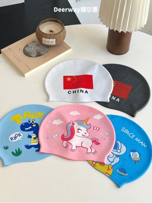 ☀️【德尔惠Deerway硅胶印花泳帽】😋1、采用高品质硅胶材料，柔软舒适不易破损，🌿能够有效地保护你的头发和头皮 商品图2