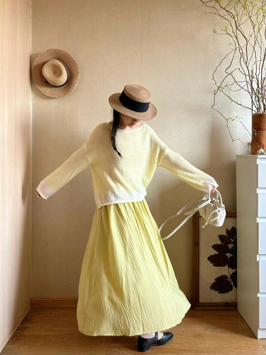 🔥【伊泺杉春日阳光黄绿色套裙】❗早春氛围感💛🍃 ‼️配色极度让人舒适，🌿绿意中带着烂漫的明黄色 不经意间的融合 整身薄薄的带着一丝镂空感  商品图5