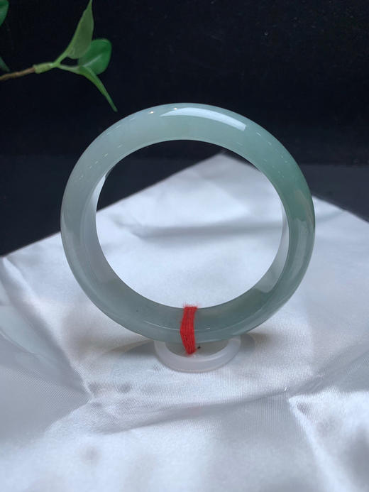 612627，58.5淡油青手镯，油润油润，大半圈颜色深些，整条均匀干净 商品图2