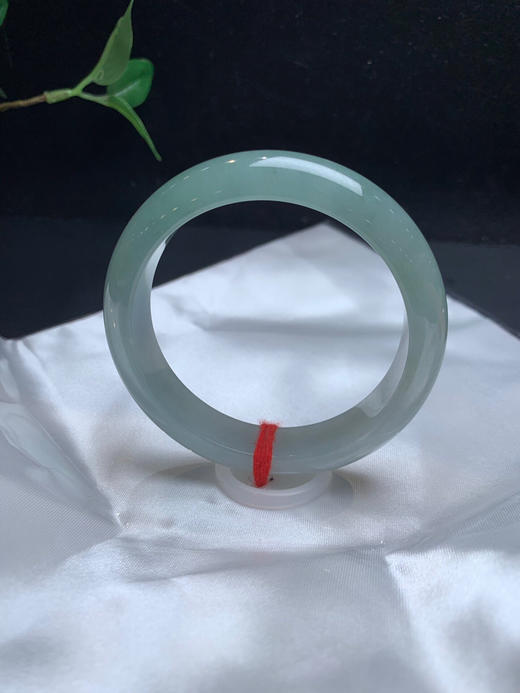 612627，58.5淡油青手镯，油润油润，大半圈颜色深些，整条均匀干净 商品图1