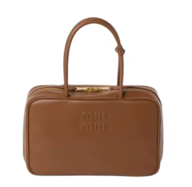 MIU MIU缪缪 Beau 镀金色五金配件正面压纹刻字徽标拉链开合 小牛皮 保龄球包单肩手提包 大号