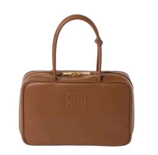 MIU MIU缪缪 Beau 镀金色五金配件正面压纹刻字徽标拉链开合 小牛皮 保龄球包单肩手提包 大号 商品图0