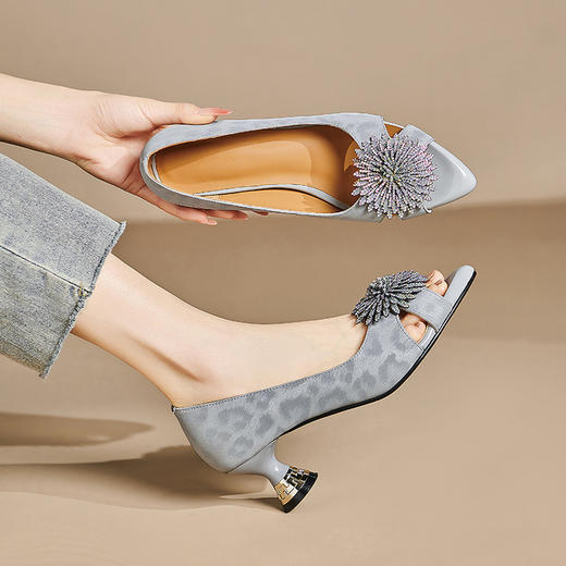 【预售5天】真皮粗跟鱼嘴凉鞋女夏新款精致水钻花朵中跟镂空女鞋SY&2355 商品图2