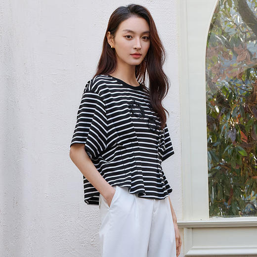 玳莎设计感条纹落肩T恤女2025夏季新款休闲收腰打褶绣花圆领上衣  FB32102 商品图2