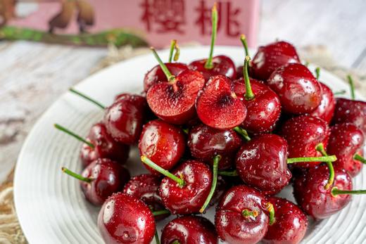 【大连美早樱桃】顺丰空运✈️当季成熟抢先下枝，⁬带来新鲜脆甜好滋味🥰 果肉超厚实，果味浓郁  咬上一口，⁭一口爆香甜果汁伴随爽脆果肉 🍒新鲜采摘超过远渡重洋车厘子，大连瓦房店核心产区，⁮自然成熟 商品图4