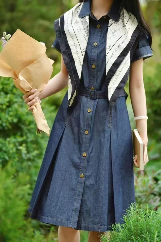 棉弹轻薄中长牛仔连衣裙 靛蓝牛仔裙 解锁夏日氛围感密码 X型收腰设计 超薄牛仔面料 裙摆内工字褶设计 刚柔并济的轮廓美学 商品图9