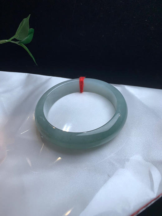 612627，58.5淡油青手镯，油润油润，大半圈颜色深些，整条均匀干净 商品图4