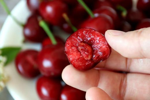 【大连美早樱桃】顺丰空运✈️当季成熟抢先下枝，⁬带来新鲜脆甜好滋味🥰 果肉超厚实，果味浓郁  咬上一口，⁭一口爆香甜果汁伴随爽脆果肉 🍒新鲜采摘超过远渡重洋车厘子，大连瓦房店核心产区，⁮自然成熟 商品图3