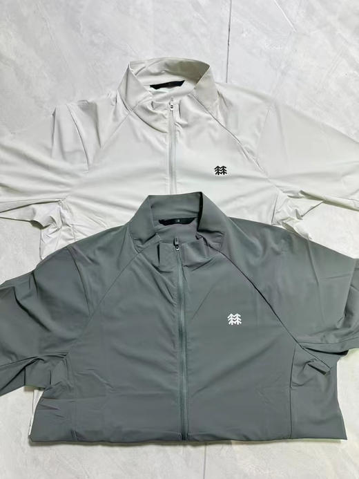 原单正品 KOLON SPORT可隆户外休闲衣男防晒防泼水露营防风立领夹克皮肤衣
两个色， M-XXL
男士弹力皮肤衣 防风防泼水 放溅
原价1000➕ 商品图4