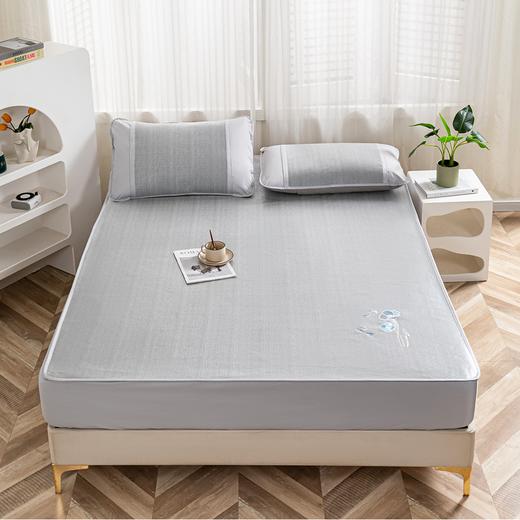 多喜爱 凉感冰丝席三件套（床笠款）好运莲莲（灰）笠围 【凉感冰丝】【典雅绣花】【折叠收纳】 凉而不冰 透气光滑 商品图0