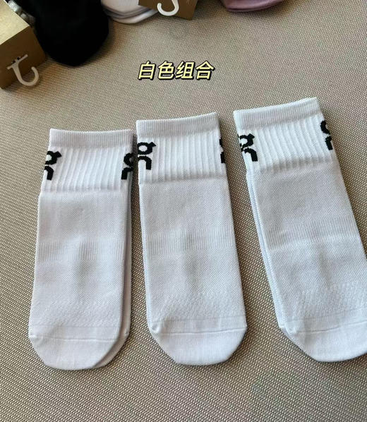 原单正品昂跑情侣款 中筒袜！材质棉➕锦纶➕氨纶，弹力大。均码36-45。
请可以无条件相信昂跑，很多跑马拉松都会选择昂跑，闭眼囤吧各位
五个色，一卡三双
原价220一卡，现特价99两卡六双包邮 商品图3