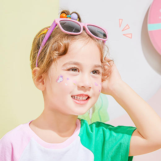 【酷酷哒！配送收纳盒】3-10岁男女童可折叠太阳眼镜，实力防晒，轻松佩戴，清晰视野。防晒无惧阳光。折叠设计独特，孩子戴上，好玩又带劲。户外敢于迎接夏天的挑战！ 商品图1