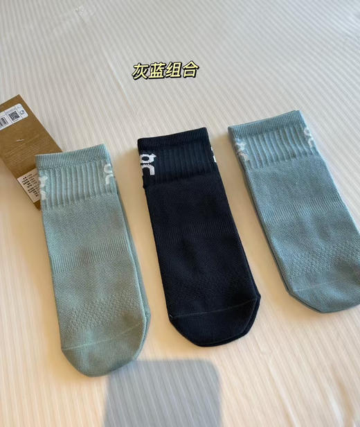 原单正品昂跑情侣款 中筒袜！材质棉➕锦纶➕氨纶，弹力大。均码36-45。
请可以无条件相信昂跑，很多跑马拉松都会选择昂跑，闭眼囤吧各位
五个色，一卡三双
原价220一卡，现特价99两卡六双包邮 商品图2