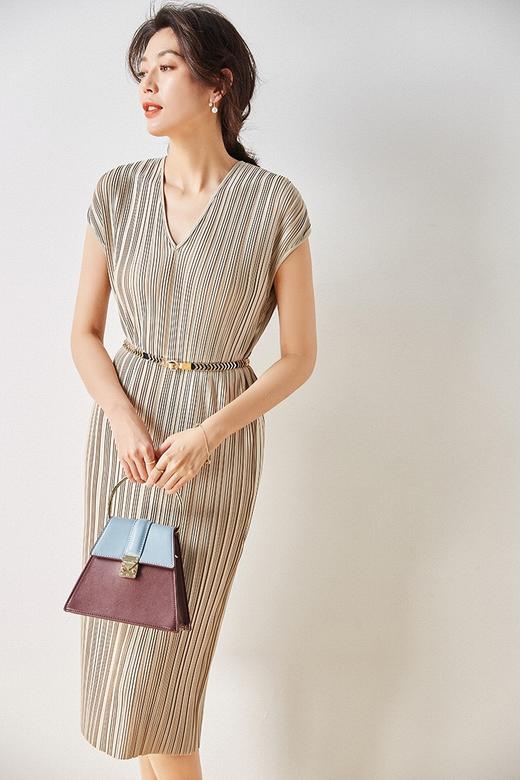 丁摩 冷淡风高级感法式茶歇高端气质V领三宅褶皱连衣裙2136 商品图5